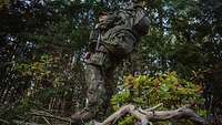 Persönliche Ausstattung Ein Soldat steht im Wald. Er trägt das Schutzwestensystem MOBAST und einen Rucksack.