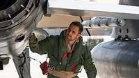 Der Pilot schaut sich den Rumpf des Tornados an.