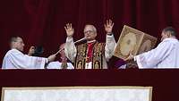 Papst Leo XIV. auf der Loggia des Petersdoms