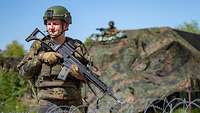Soldat mit Gewehr als Wachposten