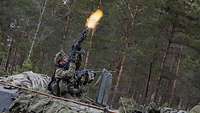 Ein Soldat feuert mit seiner Waffe auf eine Drohne.