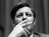 Helmut Schmidt raucht eine Zigarette