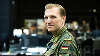 Portrait eines Soldaten, der in die Kamera schaut