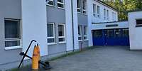 Ein graues Gebäude. 