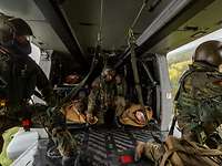Verwundete in einem Hubschrauber Mehrere Soldaten fliegen neben liegenden Verwundeten in einem Hubschrauber.