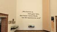 Eine Wand bedruckt mit einem Zitat