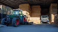 Ein Traktor un dein Bundeswehrjeep in einer Scheune