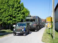Eine militärische Fahrzeugkolonne bei einer Ortsdurchfahrt