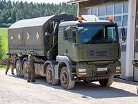 Soldaten an einem österreichischen LKw