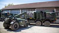 Beladungsvorgang mit militärischen LKWs