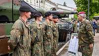 Soldaten im Gespräch.