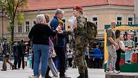 Soldaten und Bevölkerung im Stadtbild.