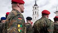 Ein Wappen am Arm eines Soldaten aus der Formation.