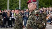 Zwei Soldaten stehen vor der Formation.