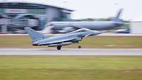 Ein Eurofighter hebt ab