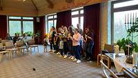 Menschen singen im Chor