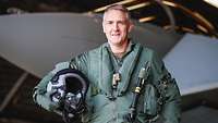 Generalleutnant Neumann steht vor einem Eurofighter