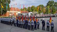The regional territorial commands Soldiers lined up on a square, in the background, the flags of the 16 federal states are flying.