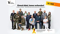 Soldatinnen, Soldaten und Zivilisten sitzen und stehen in einer Gruppe nebeneinander