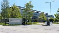 Ein Gebäude aus der Straßenansicht