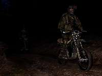 Lautlos dank E-Antrieb Ein Soldat steht auf einem getarnten Motorrad und fährt durch die Nacht.