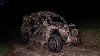 Ein getarntes militärisches Fahrzeug bei Nacht