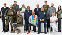 Mehrere Personen stehen für ein Gruppenbild zusammen