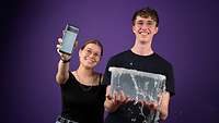 Eine junge Frau hält ein Handy in der Hand und der junge Mann einen Kanister mit Wasser gefüllt