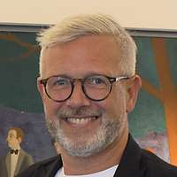 Ein Mensch blickt in die Kamera