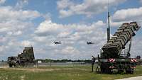 Patriot bei NSATU in Polen Zwei Kampfflugzeuge vom Typ Tornado fliegen über Patriotsysteme