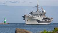 USS Mount Whitney bei der Übung Baltic Operations 2025 Ein großes Schiff vom Typ USS Mount Whitney fährt in Ufernähe
