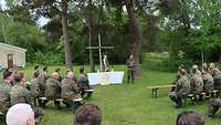 Ein Soldat liest der Gemeinde etwas vor