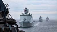 BALTOPS 1 Drei graue Schiffe fahrenin Formation auf See