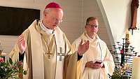 Militärbischof Overbeck und Militärpfarrer Pater Roman Fries beim Gottesdienst