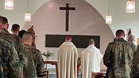 Soldatinnen und Soldaten beim Gottesdienst mit Militärbischof Overbeck in der Kapelle St. Martin
