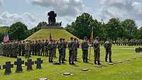 Soldatinnen und Soldaten bei einer Gedenkzeremonie auf dem deutschen Soldatenfriedhof La Cambe