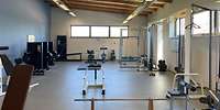 Blick in einen weißen Raum mit Fitnessgeräten