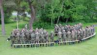 Soldaten stehen und beten das Vater Unser