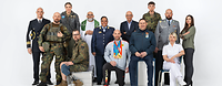 Mehrere Personen stehen für ein Gruppenbild zusammen