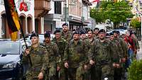 Soldaten in Marschformation in einer Innenstadt