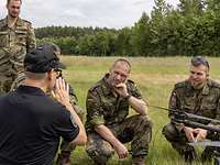 Ausbildung Mehrere Soldaten hören einem Zivilisten zu der etwas erklärt.
