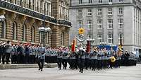 Militärmusik Ein Militärmusikzug beim Appell auf dem Rathausmarkt in Hamburg.
