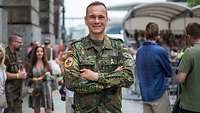Ein Soldat steht für ein Foto auf einem Weg 