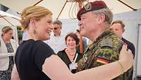 Julia Klöckner begrüßt einen Soldaten 
