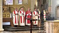 Die Zelebranten des Gottesdienstes am Altar