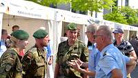 Soldatinnen und Soldaten im Gespräch vor den Infoständen beim 1 Veteranentag in Berlin