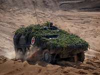 Militärfahrzeug im Gelände