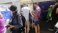 Menschen stehen an einem Stand