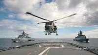 Northern Coasts 2025 Ein grauer Hubschrauber startet von einem Schiff aus.