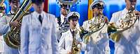 Soldaten vom Marinemusikkorps spielen auf Blasinstrumenten beim Musikfest der Bundeswehr